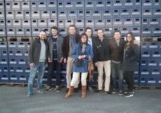 Dezelfde groep bij de pallets vol Bionade-kratten, met rechts Julia Sahm van Bionade.