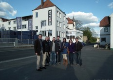 Van links naar rechts: Tony-Wim van Eijden, Björn Bosch, Robin Donselaar (alle drie 2Food), Justus de Nijs, Dion Eggen (beiden van Burgermeester - Amsterdam), Marjon Peek (2Food), Lenneke Schot (Biojournaal) en Franz Winter (Huis ter Duijn). De andere helft van de groep was al per taxi naar de locatie van het diner vertrokken.