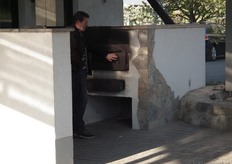 Franz kon het als echte chefkok natuurlijk niet laten om een kijkje te nemen bij de buitenoven op de boerderij.