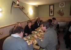 De gasten lieten het zich goed smaken.