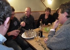 Rick Dortmond en Loes Talens van hotel Bitter & Zoet uit Veenhuizen luisteren naar de uitleg van Martin over de diverse likeuren.