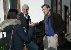 Julia en Tony-Wim begroeten gastheer Roger Omert (midden).