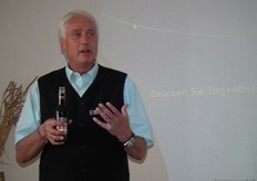 "Roger noemt zichzelf echt een 'Bionade-man'. Hij is al van begin af aan bij het bedrijf betrokken. "Het afgelopen jaar heb rondleidingen verzorgd voor zo'n 6000 bezoekers. De grote verscheidenheid aan groepen zorgt ervoor dat ik altijd een ander vertel."