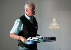 Roger liet de toehoorders ook proeven van de twee componenten waaruit Bionade bestaat. Op deze dienbladen het gluconzuur, de basis van alle Bionade-varianten.