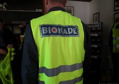 Deelnemers aan de 'Bionade Experience' zijn duidelijk te herkennen aan deze hesjes.