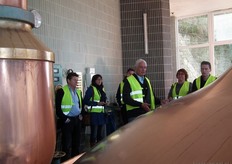 In de ruimte met de grote koperen ketels gaf Roger toelichting op het brouwproces.