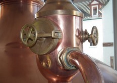 Een brouwketel is vergelijkbaar met een grote pan die verwarmd kan worden.