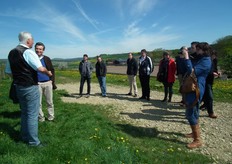 Roger geeft nog wat uitleg over de vlierbessenteelt.