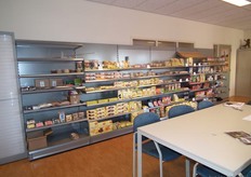 In deze ruimte naast de receptie worden nieuwe schappenplannen verder uitgewerkt.