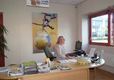 Petra van der Linden, algemeen directeur van Natudis, achter haar bureau. Ook daar komt het v/d Natuur-concept duidelijk terug.