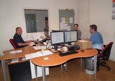 De 'logistieke mannen' in het kantoor naast het magazijn.