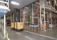 De wagens volgen de magneetstrips in de vloer.