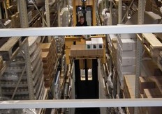 De wagen stopt automatisch en het apparaat geeft vervolgens exact aan hoeveel producten door de medewerker uit het schap gepakt moeten worden.