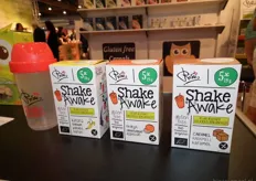 "Nieuw van Rosies: de meeneemverpakking Shake Awake. Simone: "Sinds twee weken zijn de Shake Awake's en een deel van de kindermuesli's opgenomen door Jumbo."