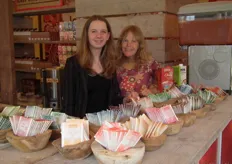 Lisa Blesgraaf en Bernadette van der Wereld van Yogi Tea.