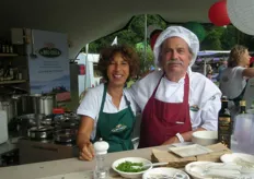 Anke van Arensbergen en Felice Cicoria bij DO-IT. Zij lieten de bezoekers proeven van onder andere de pasta en risotto van la BIO IDEA.