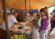Bij Bakkerij Verbeek konden de kinderen zien hoe het bakproces in zijn werk gaat.
