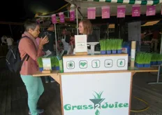 Esmee Kamphuis met de Skal-gecertificeerde tarwegrasproducten van Grass2Juice.