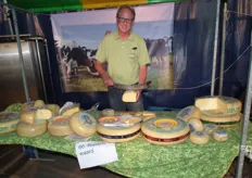 "Jan Tenge van kaasboerderij Ravenswaard. "De mensen reageren erg enthousiast bij het proeven van de kaas."