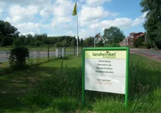 In de Landwinkel van de Mèkkerstee zijn uiteraard niet alleen de eigen producten verkrijgbaar. Dat wordt op dit bord buiten het terrein gecommuniceerd.