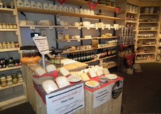 Uiteraard ontbreken de eigen kazen niet. Klanten kunnen ook van diverse kazen proeven.