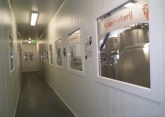 En daarna de Kaasmakerij. Door de ramen heen kan men de kaasproductie bekijken.