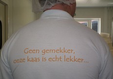 De kaasmakers dragen zeer toepasselijke shirts...