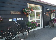 Dit is de ingang van de schuur met daarin onder andere de lunchroom.