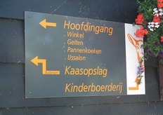 Als je om het gebouw heen loopt kom je bij de kinderboerderij of de kaasopslag.