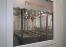 Na een bezoek aan de winkel komt men bij de Pekelkamer.