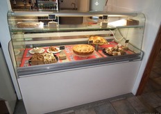 Gebak uit de de eigen bakkerij. Dit kan in de lunchroom genuttigd worden.