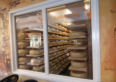 In de restaurant is een raam gemaakt waardoor de gasten een kijkje kunnen nemen in de kaasopslag.