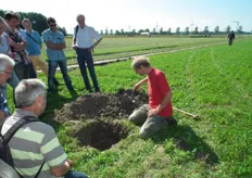 De docent bodemvruchtbaarheid aan Warmonderhof was verantwoordelijk voor de veldworkshop 'Waarnemen van bodem'.