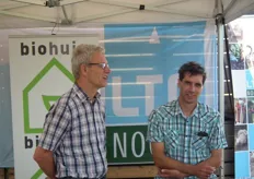 Jan Jaap Jantjes (rechts), voorzitter van Biohuis, heeft gedurende de velddag aan veel bezoekers uitgelegd wat Biohuis nu precies inhoudt.