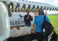 Martin Schyns met de rauwmelkse biologisch melk van Kaasmakerij Kobunder.