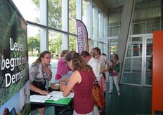 Eerst even melden om een badge te krijgen. Links Anja de Waard