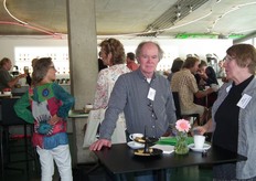 "Roelof Schepers (midden) en Winy Schuiling van Natuurwinkel Emmen (tot twee maanden geleden Markander). "De winkel zou 5 jaar geleden gaan sluiten, daarom besloten wij de stap te wagen", aldus Roelof."