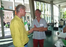 Ronnie Horstman van Kraaybeekerhof met Jan Weijsenfeld van cursuscentrum De Vijfsprong.