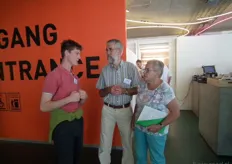 Mark Mulder (student Warmonderhof) in gesprek met twee vrijwilligers van Stichting Demeter: Adri en Gerda Wiebenga.