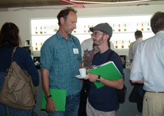 Jan Graafland, hoofdtuinman bij Weleda Nederland, met Dominic Dingena (ook Weleda).