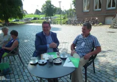 Diverse deelnemers besloten om nog even van de zonnige dag te genieten. Hier aan tafel: Peter van der Schoot (Kroon biologische verswaren) en Ger Fleuren van GooodyFooods Zwolle.