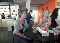 Rechts Anita Baakers van De Moestuin Utrecht en links mevrouw Koek (ZZP-er thuiszorg).