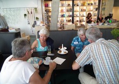 Loes Gerritsen en Cathrien Braakman (beiden in het blauw) in gesprek met de BD-vereniging-vrijwilligers.