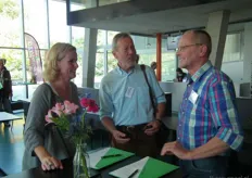 Jan Diek van Mansvelt (o.a. oud-directeur Warmonderhof en BD-vereniging) in het midden, in gesprek met Ageeth en Mees Visser van Landzicht biologisch groentenabonnement.