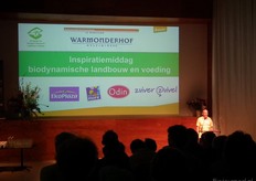 Luc Ambagts van de BD-Vereniging heet iedereen welkom bij de inspiratiemiddag bio-dynamische landbouw en voeding.