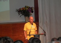 "Luc: "Ik ben blij dat jullie er allemaal zijn. Een afgelegen boerderij is volgens mij nog makkelijker te vinden dan deze Kunsthal."