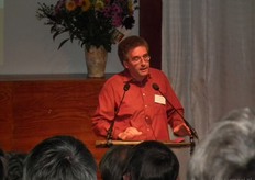 Daarna nam hoogleraar organische architectuur Pieter van der Ree voorafgaand aan het bezoek aan de tentoonstelling het woord.