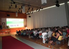 De zaal van achterin gezien.