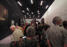 Drukte aan het begin van de zaal.