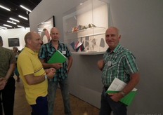 Luc Ambagts (BD-Vereniging) met Rob van Paassen (BD-kasteler in Oude Leede) en André Poldervaart van BioKwekerijPoldervaart.